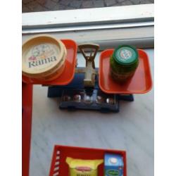 Vintage houten kruidenierswinkel met veel boodschappen