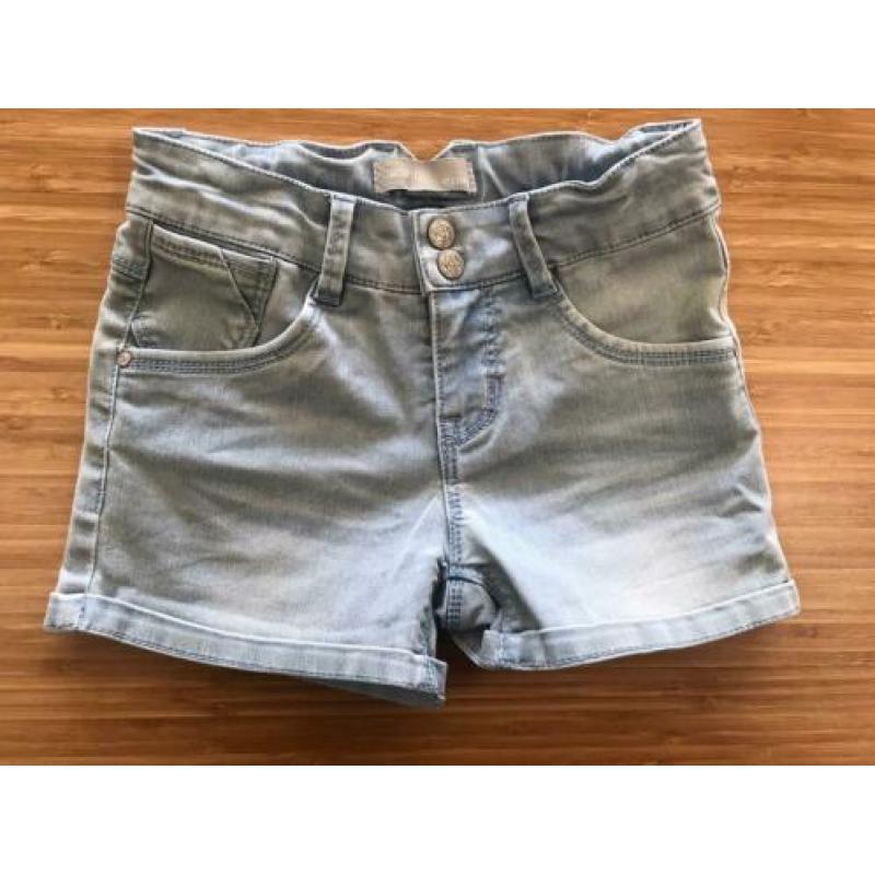 Twee meisjes jeansshorts maat 4