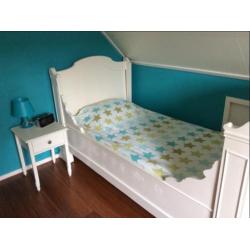 Antiek wit brocante kasteel bed met lattenbodem
