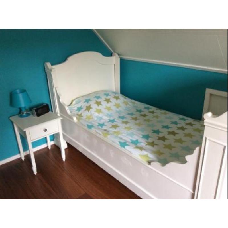 Antiek wit brocante kasteel bed met lattenbodem