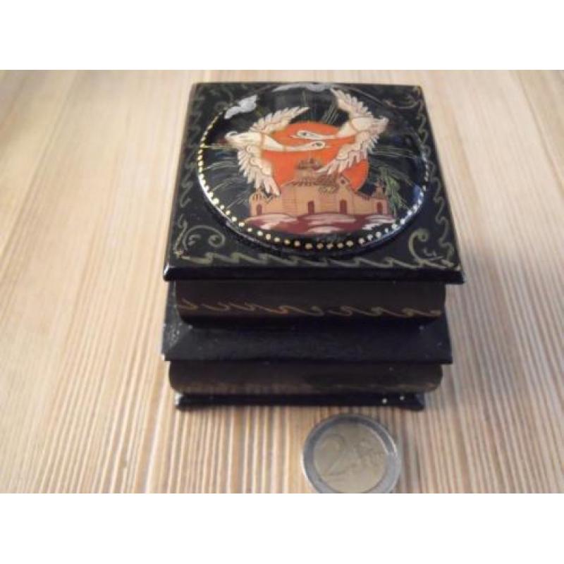 Russische lakdoosjes, gesigneerd, 2 stuks