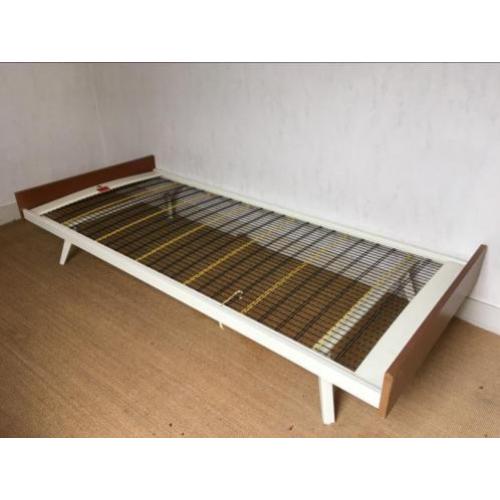 Retro bed