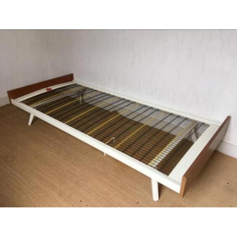 Retro bed
