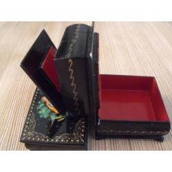 Russische lakdoosjes, gesigneerd, 2 stuks