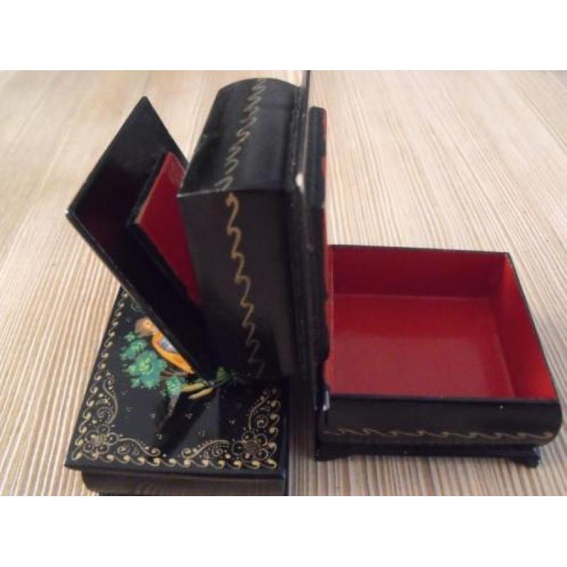 Russische lakdoosjes, gesigneerd, 2 stuks