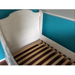 Antiek wit brocante kasteel bed met lattenbodem