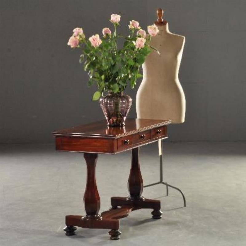 Antieke bureaus / Kleine schrijftafel of sidetable ca. 18...