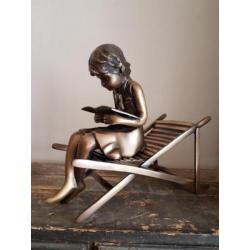 Bronzen beeld "lezend meisje op stoel"