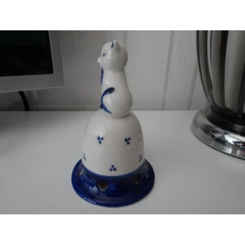 Een sierlijke Tafelbel met Beeldje van Poes.
