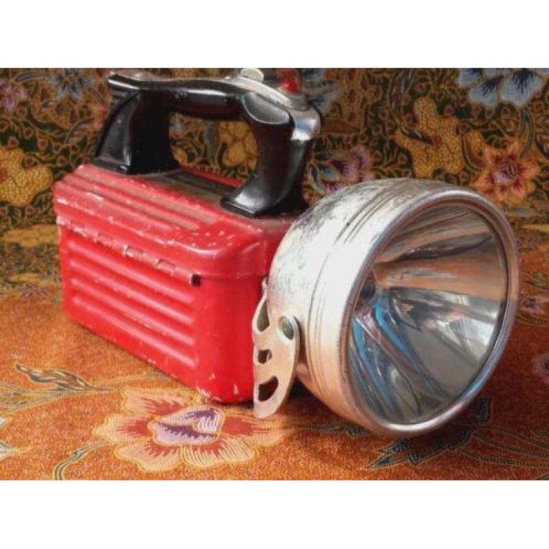 Mooie werkende oude vintage zaklamp van Pifco uit Engeland.