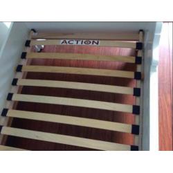 Antiek wit brocante kasteel bed met lattenbodem