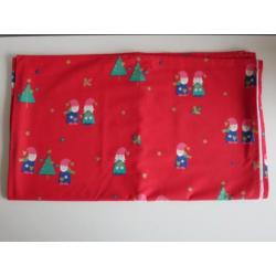 Rood Kerst Tafelkleed met kabouters (kerstkleed) 140 x 220