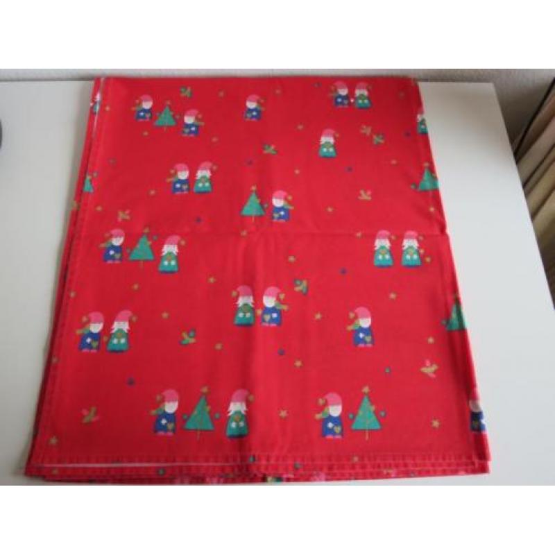 Rood Kerst Tafelkleed met kabouters (kerstkleed) 140 x 220