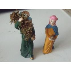 Merk: Oliver 2 kerstfiguren voor bij de kerstgroep.