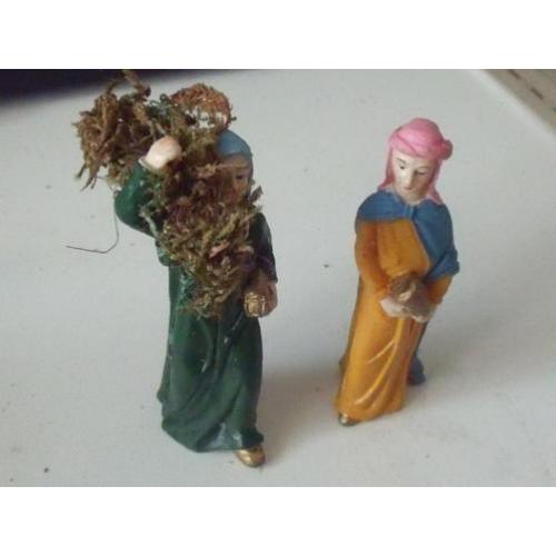 Merk: Oliver 2 kerstfiguren voor bij de kerstgroep.