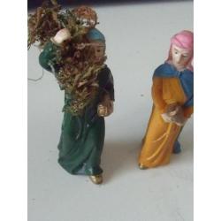 Merk: Oliver 2 kerstfiguren voor bij de kerstgroep.