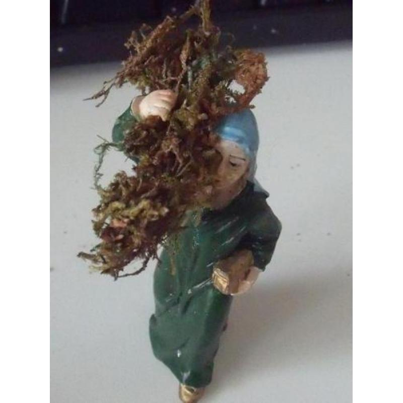 Merk: Oliver 2 kerstfiguren voor bij de kerstgroep.