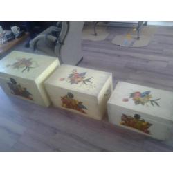 Drie houten opbergkisten om kerstspullen te bewaren