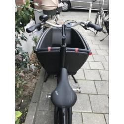 Zeer complete zwarte Urban Arrow bakfiets met regenkap