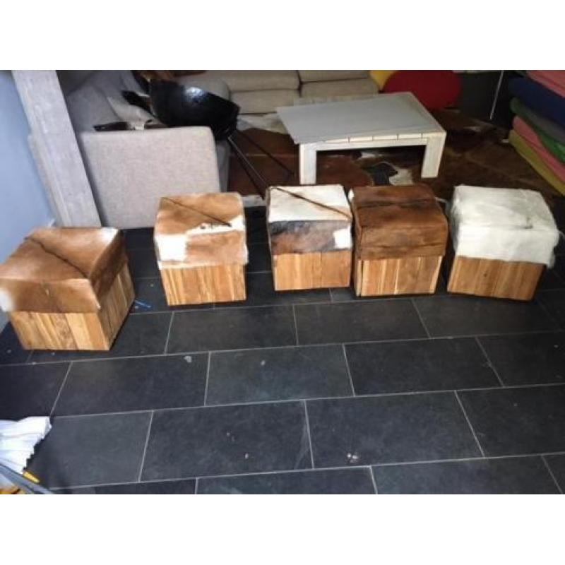 Poef, hout met wieltjes, dierenvacht