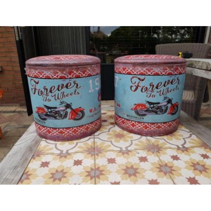 Nieuwstaat retro krukjes. Blauw rood met opbergruimte