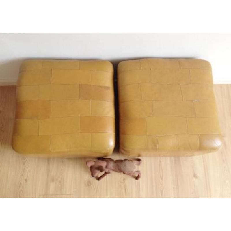 2 vierkante vintage hockers. Retro lapjes poef,cognac kleur