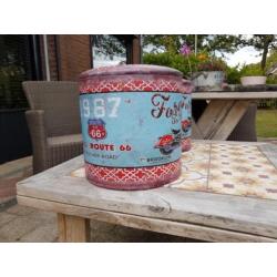Nieuwstaat retro krukjes. Blauw rood met opbergruimte