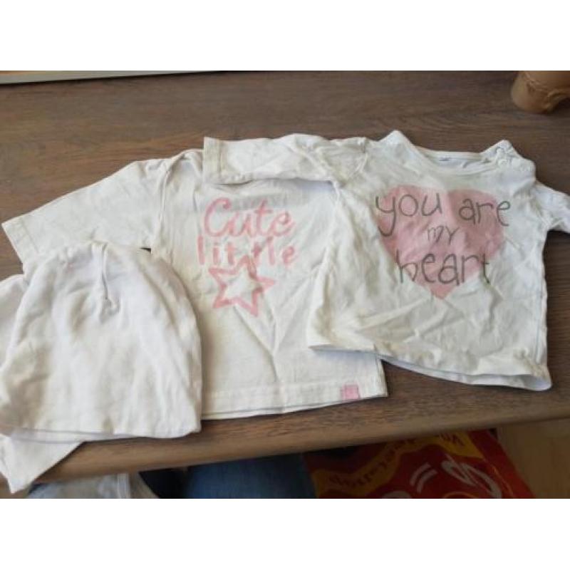 Maat 50/56 2 shirtjes en 2 mutsjes