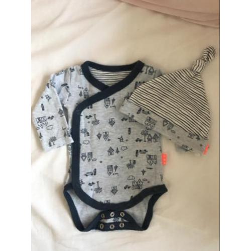 Baby overslagromper en mutsje maat 50/56