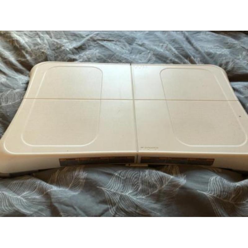 Nintendo Wii, 4 games, 2 contollers, balanceboard, en meer