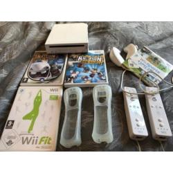 Nintendo Wii, 4 games, 2 contollers, balanceboard, en meer