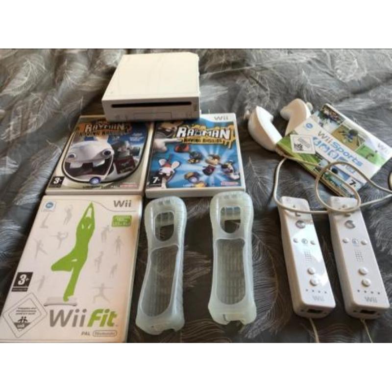 Nintendo Wii, 4 games, 2 contollers, balanceboard, en meer